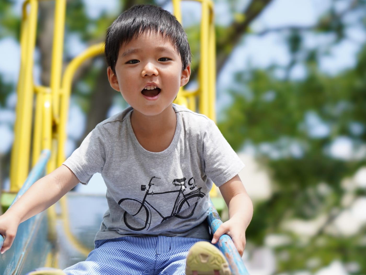 園庭の遊具で遊ぶ園児