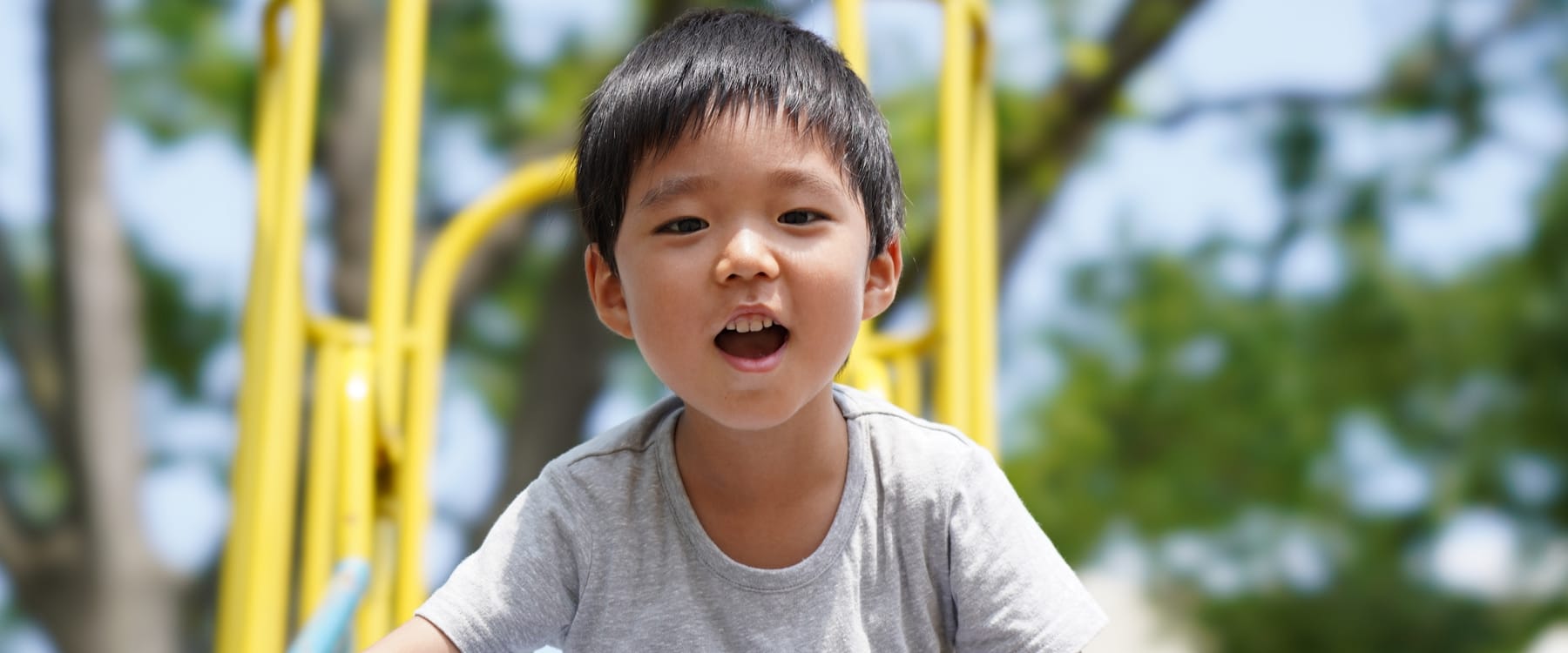 園庭の遊具で遊ぶ園児