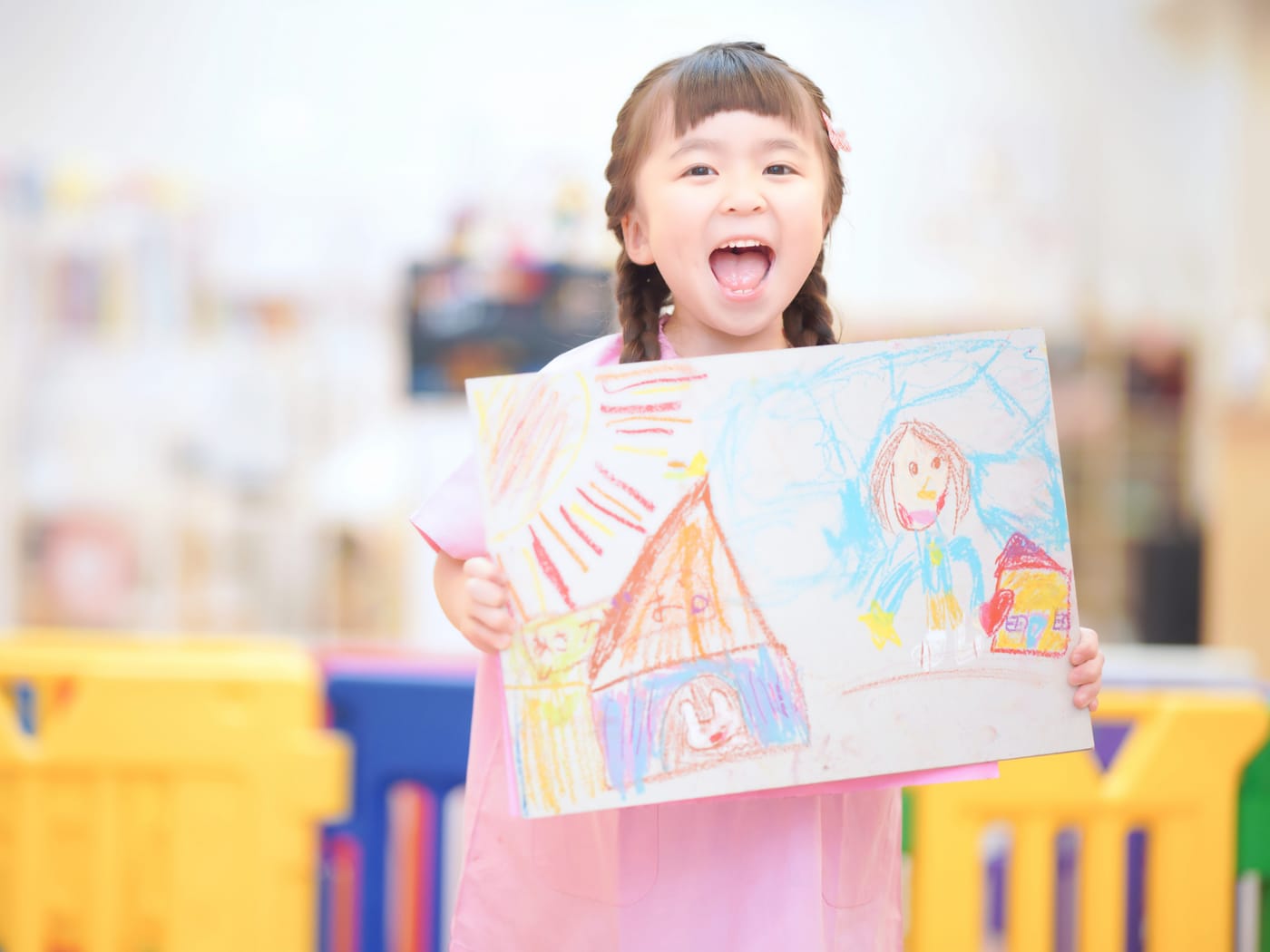 描いた絵を見せてくれる園児