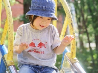 公園の滑り台で遊ぶ子ども