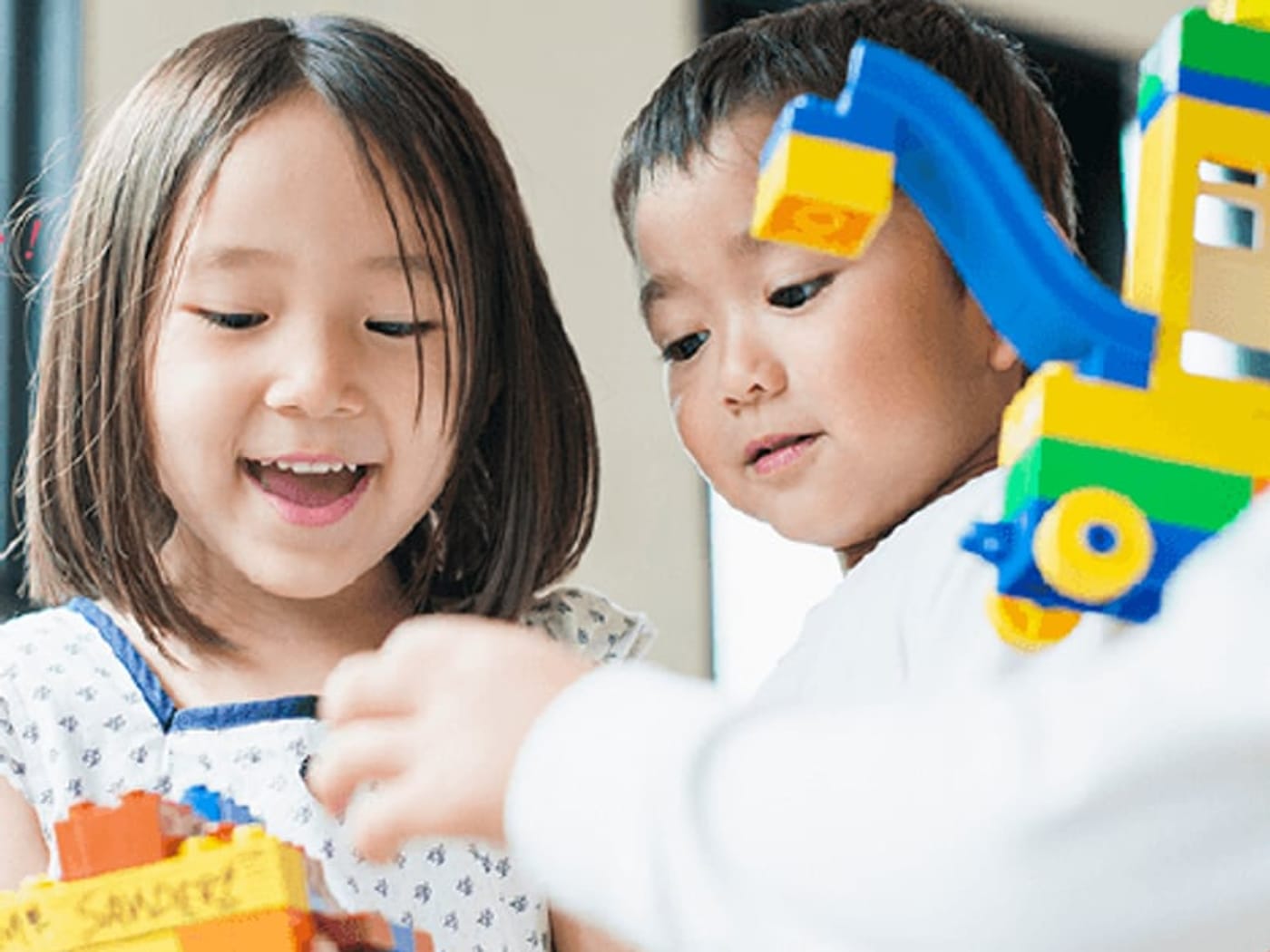 子どもと向き合う保育士