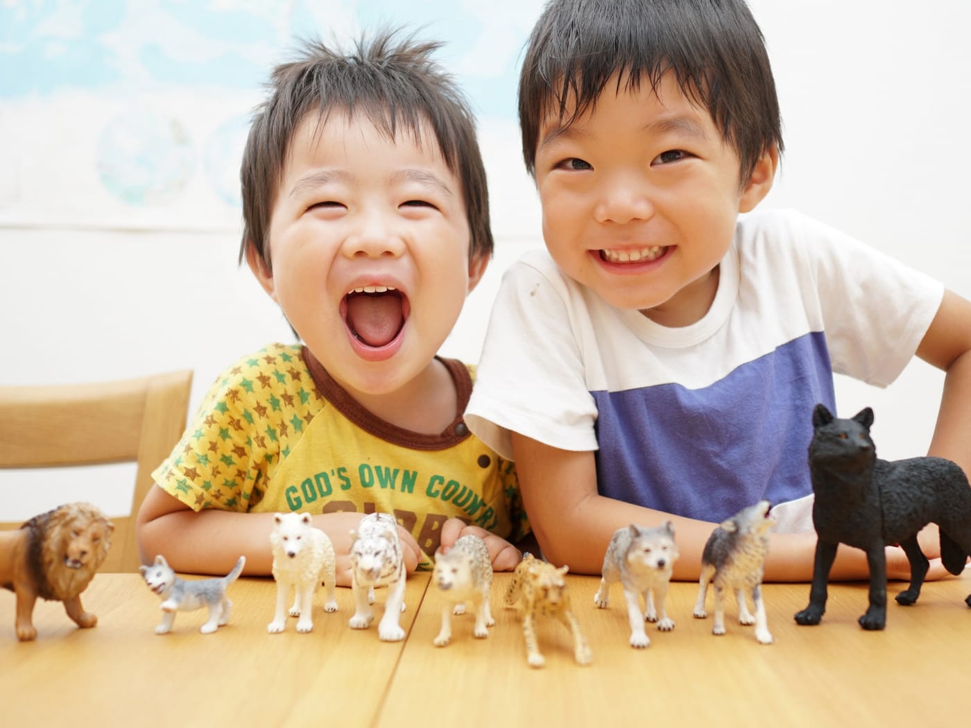 友だちと一緒に遊ぶ園児