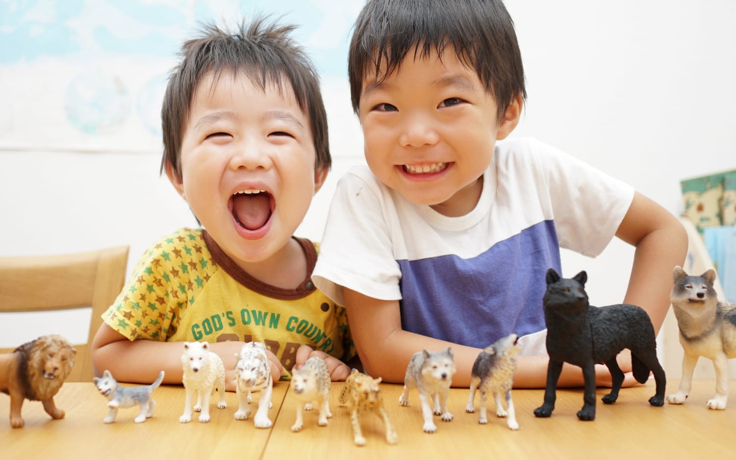 動物のフィギュアで遊ぶ子どもたち