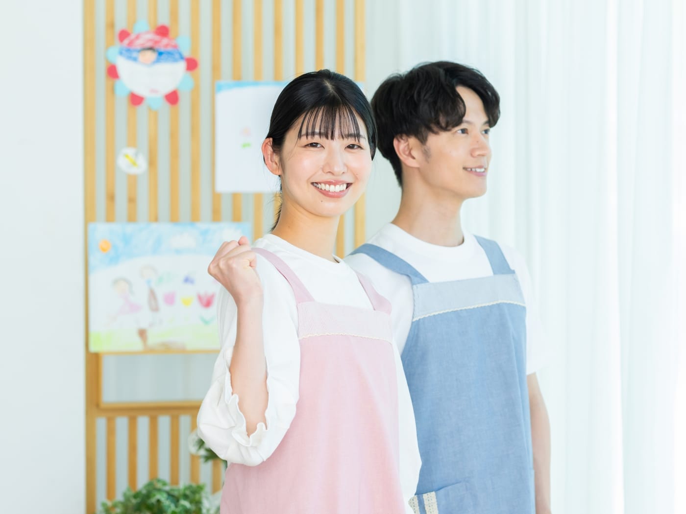職員同士で相談する様子