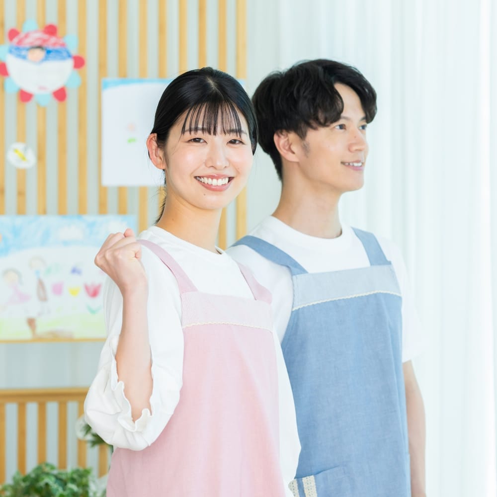 職員同士で相談する様子