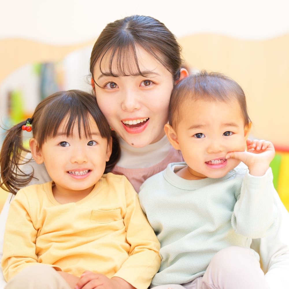 子どもたちと過ごす保育士