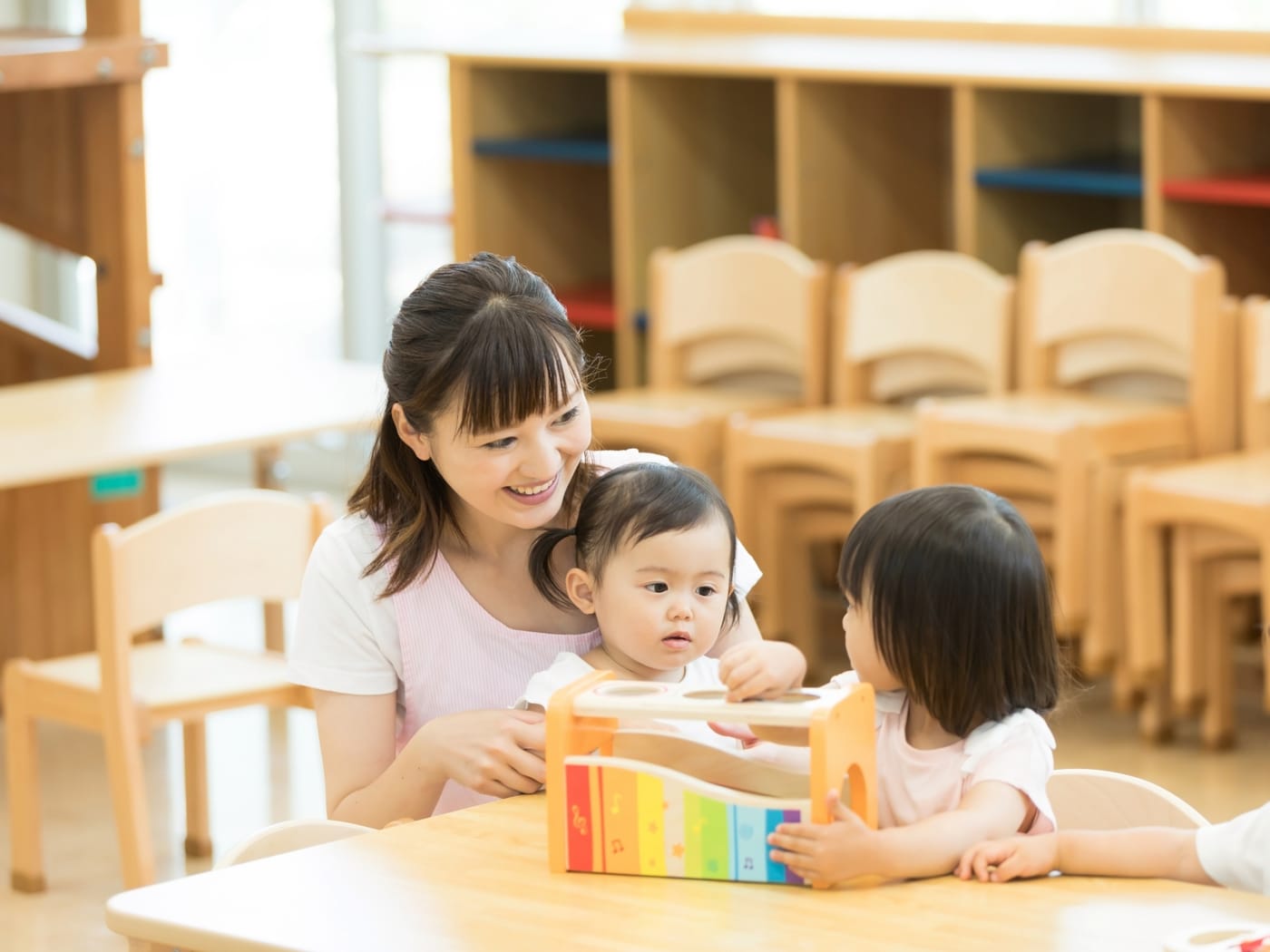 保育室で過ごす子どもたち