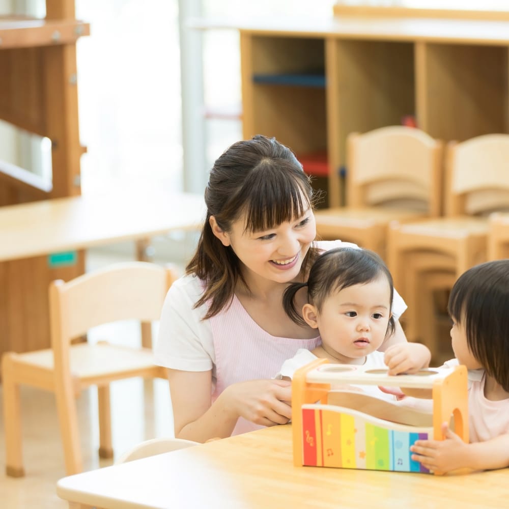 保育室で子どもと関わる保育士